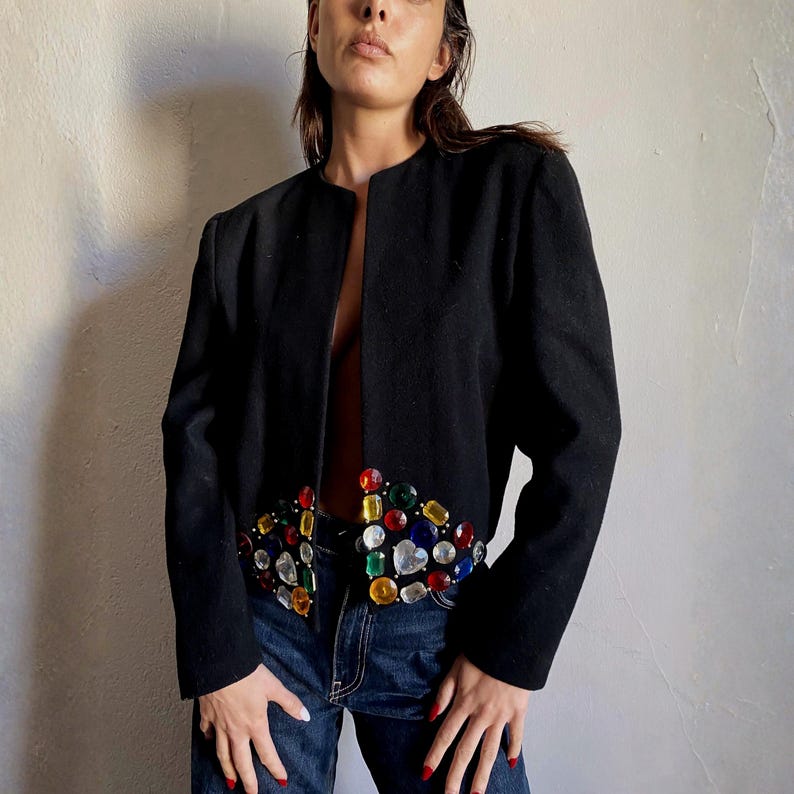Bolero de lana vintage con joyas, estilo barroco, ideal para ocasiones especiales. Talla M. imagen 1
