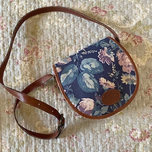 Borsa a tracolla in tela di cotone e pelle con stampa floreale vintage anni '80 di Laura Ashley, piccola borsa a tracolla in stile cottagecore naturalismo country.