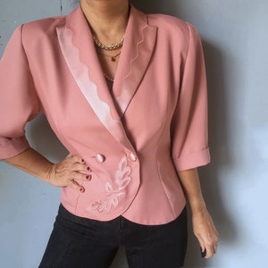 Vintage 80s dusty pink embroidered coquette jacket, satin lapel crop short sleeves blazer, fitted 40s glam cocktail evening guest wedding XL