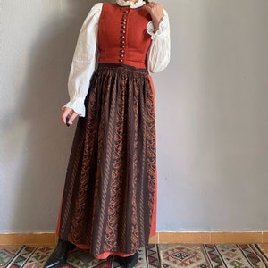 Vintage dirndl folk linen burnt orange dress & apron, pinafore Austrian naturalism cottagecore pleasant puritan gown Bavarian country M/L image 7