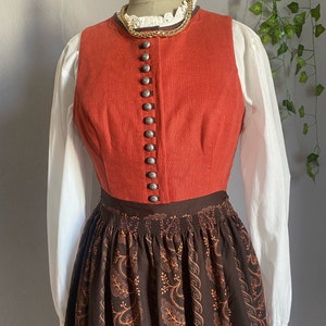 Vintage dirndl folk linen burnt orange dress & apron, pinafore Austrian naturalism cottagecore pleasant puritan gown Bavarian country M/L image 3