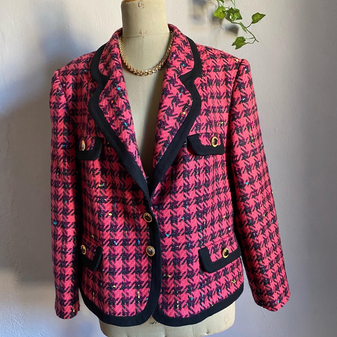 Vintage 80s boucle wool houndstooth jacket, elegant fuchsia tweed blazer with gold buttons, business cocktail short coat 44 1X, foto 3 de 5