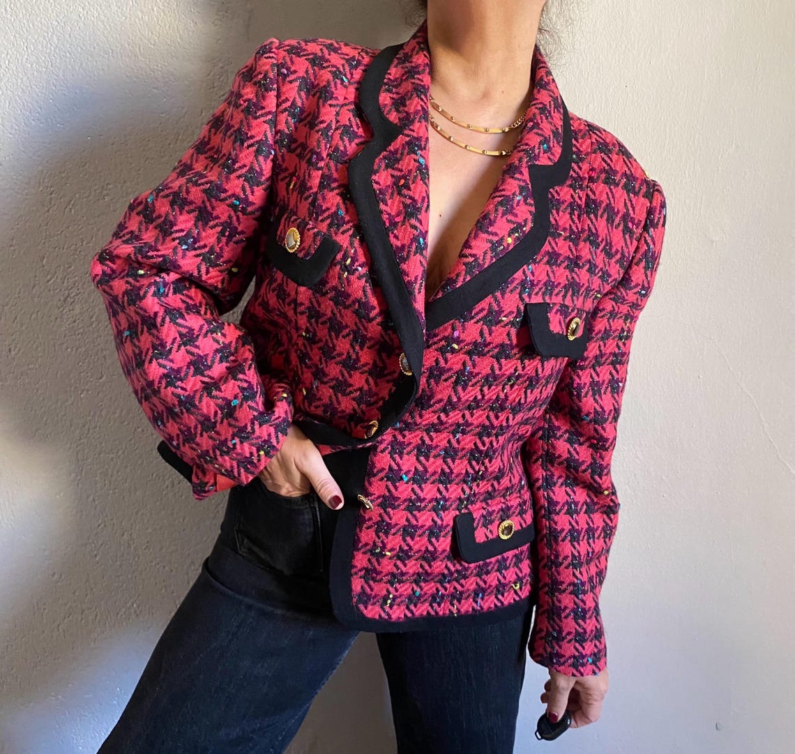 Vintage 80s boucle wool houndstooth jacket, elegant fuchsia tweed blazer with gold buttons, business cocktail short coat 44 1X, foto 1 de 5