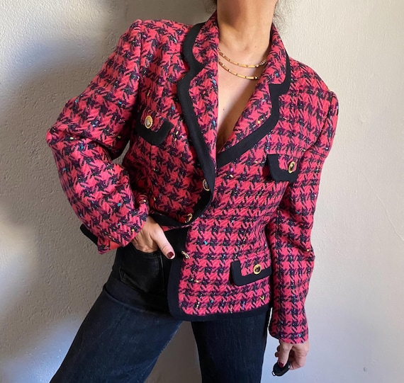 Vintage 80s boucle wool houndstooth jacket, elegant fuchsia tweed blazer with gold buttons, business cocktail short coat 44 1X