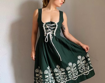 Vintage 70er Jahre Dirndl Folklore Kleid, waldgrünes Korsett mit Stickerei, Milchmädchen romantisch XS 34