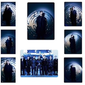 Könnte beinhalten: Eine Collage aus neun Bildern, die eine Gruppe von Personen in verschiedenen Posen zeigen. Die Bilder sind vor einem dunklen Hintergrund mit einem kreisförmigen Muster angeordnet. Die Personen tragen dunkle Kleidung und haben einen ernsten Gesichtsausdruck.