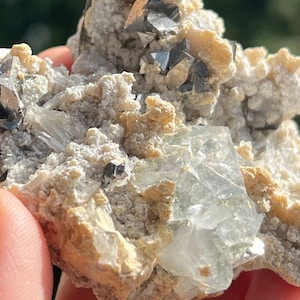 Amas de cubes de fluorite claire Yaogangxian avec arsénopyrite sur matrice de mica -- Très unique, belle qualité -- du Hunan, Chine
