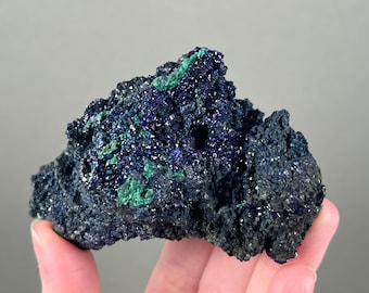 Grupo de cristales de azurita de Anhui —autónomos— procedentes de la mina Liufengshan en China.