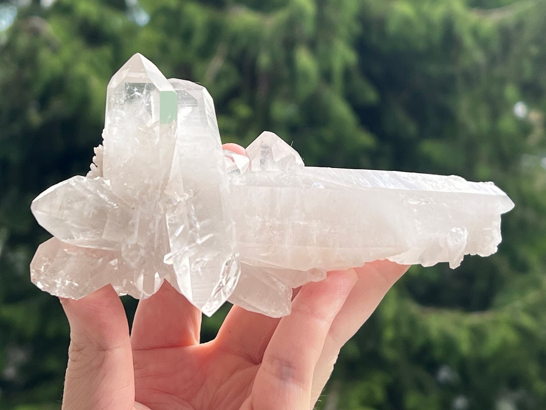 アーカンソー州産の大きな透明水晶クラスター -- 非常に良質