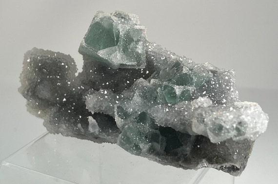 ドゥルージークォーツ入りの大きなグリーン「シュガー」フローライト