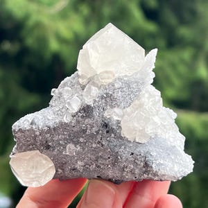 柱状方解石結晶クラスター（母岩上）｜福建省産六角形透明方解石鉱物