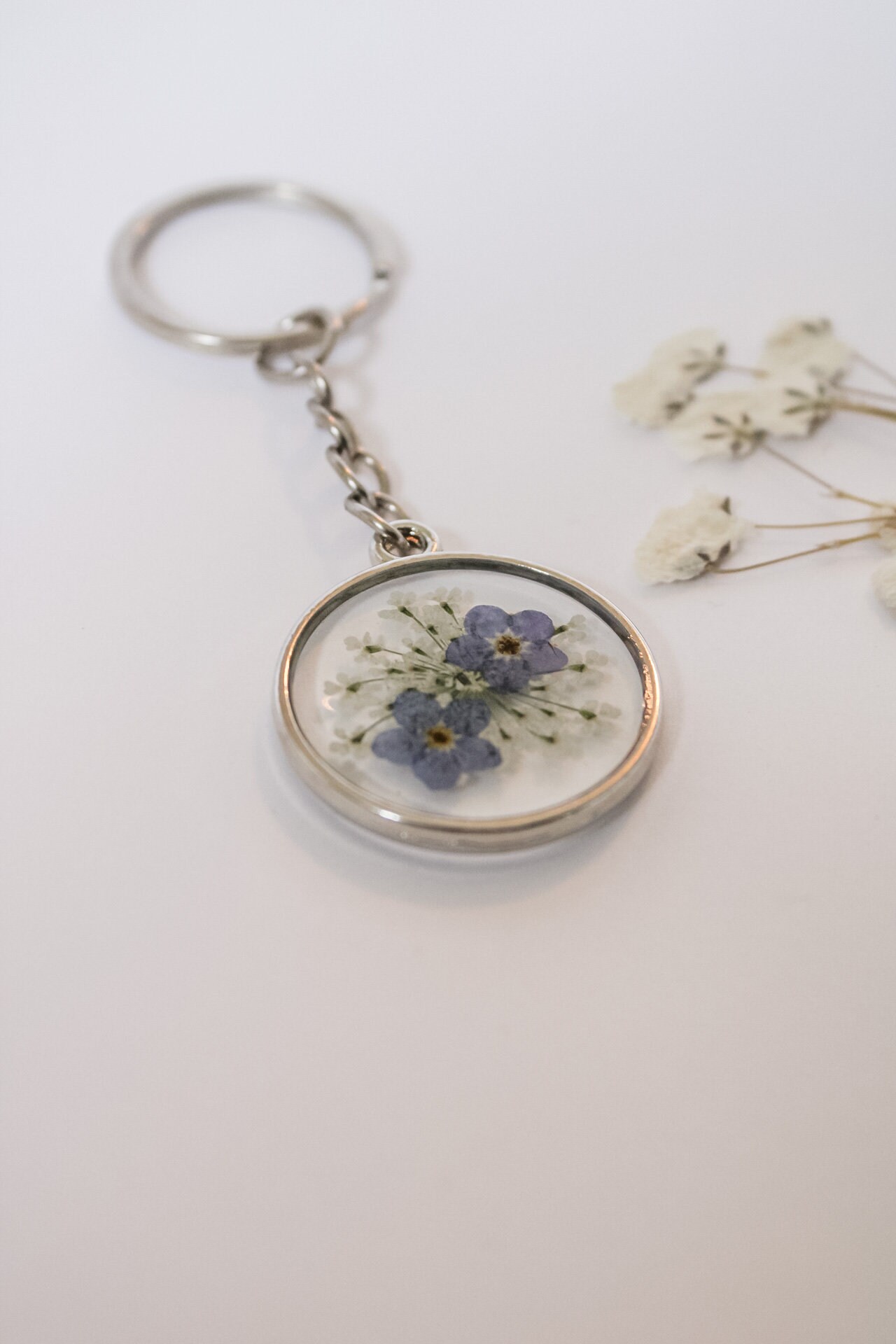 Orecchini in resina con fiori pressati a mano: gioielli pendenti viola, regali per lei - Italia