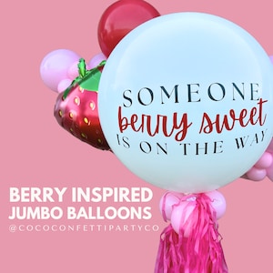 Peut inclure: Un ballon blanc avec le texte "Someone berry sweet is on the way" en lettres noires et rouges. Le ballon est entour&eacute; de ballons roses et rouges et d'un ballon en forme de fraise. Les ballons sont d&eacute;cor&eacute;s de rubans roses et rouges.
