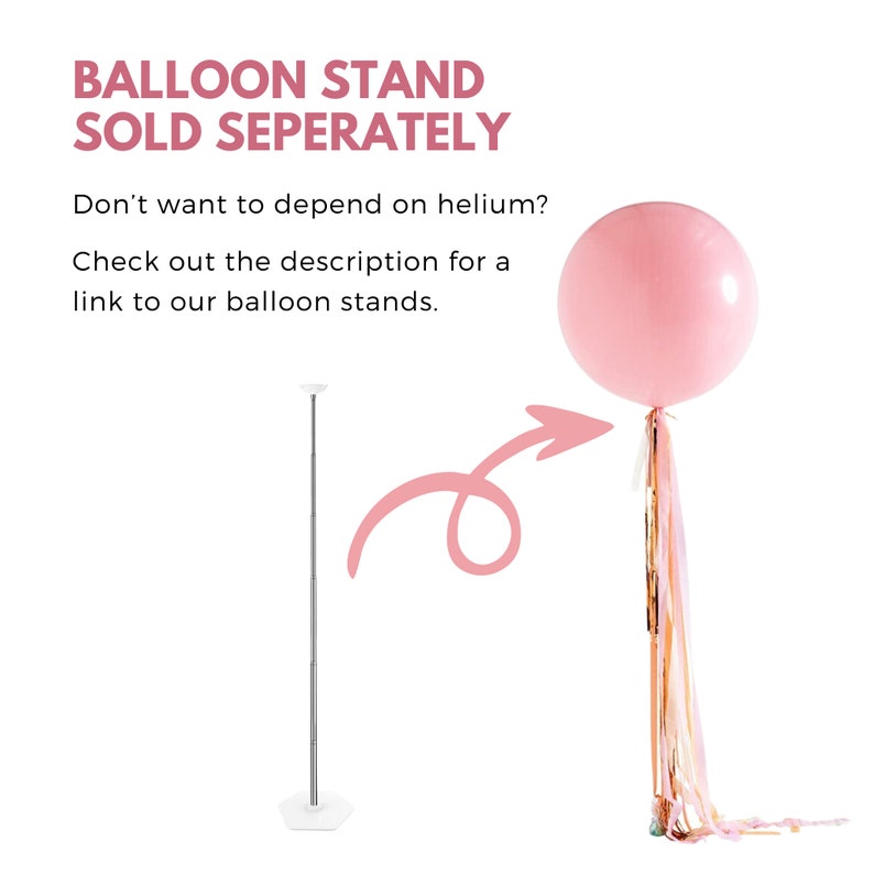 Peut inclure: Un ballon rose avec un ruban dor&eacute; et rose attach&eacute;. Une fl&egrave;che pointe vers un support &agrave; ballon argent&eacute; vendu s&eacute;par&eacute;ment. Le texte indique : "BALLOON STAND SOLD SEPARATELY Don't want to depend on helium? Check out the description for a link to our balloon stands."