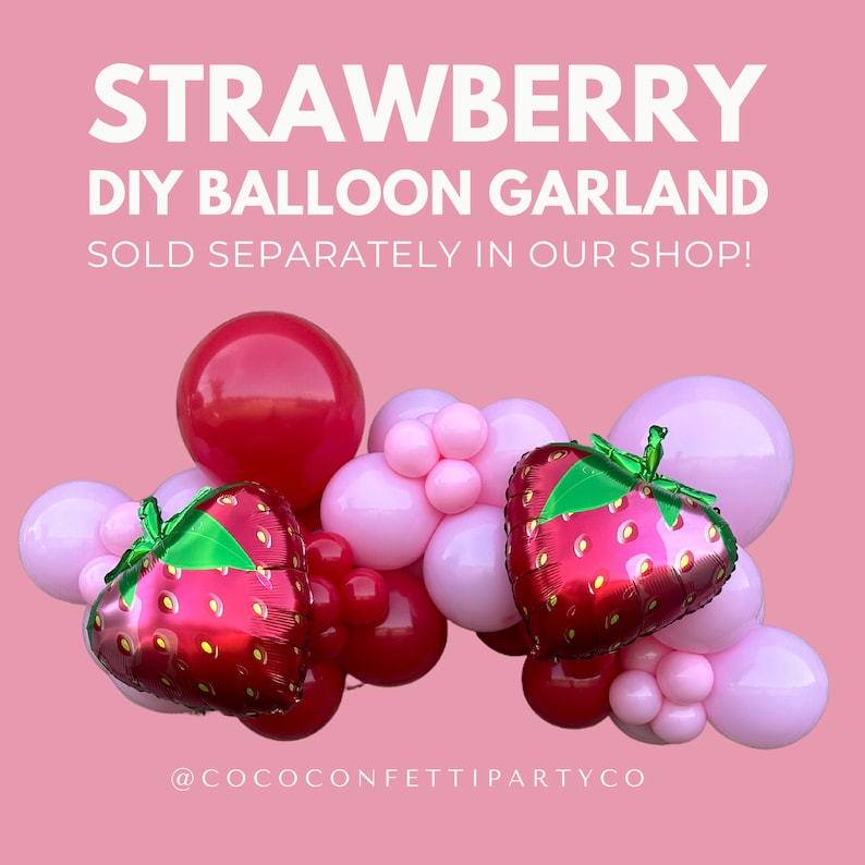 Peut inclure: Une guirlande de ballons DIY sur le th&egrave;me de la fraise. La guirlande est compos&eacute;e de ballons rouges, roses et verts. Les ballons sont en forme de fraises et ont une finition brillante. La guirlande est parfaite pour une f&ecirc;te d'&eacute;t&eacute; ou une baby shower.  @cococonfettipartyco