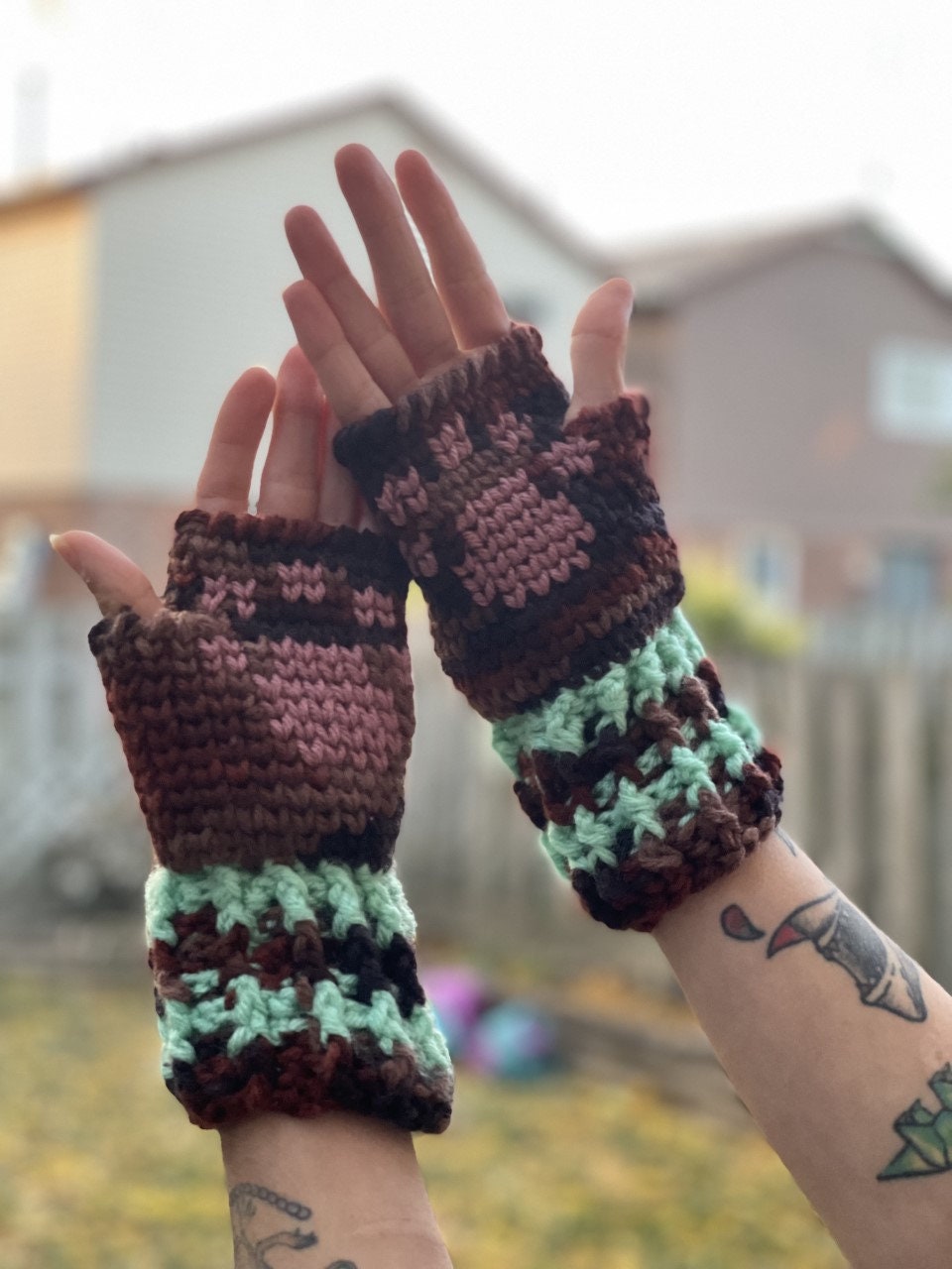 Endangered Paw Prints Fingerless Gloves Pattern