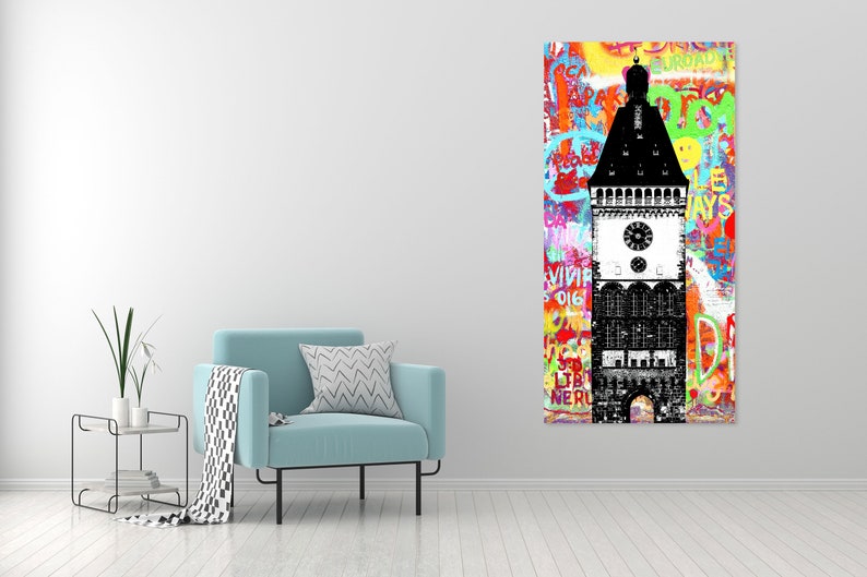 Puede incluir: Una ilustraci&oacute;n en blanco y negro de una torre del reloj con un fondo de graffiti colorido. El graffiti incluye palabras como "BROADWAY" y "ALWAYS".