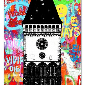 Puede incluir: Una ilustraci&oacute;n en blanco y negro de una torre del reloj con una esfera del reloj y un gran arco. La torre se encuentra sobre un fondo colorido de grafitis con palabras como "EUROADVE", "VIVIR" y "ALWAYS".