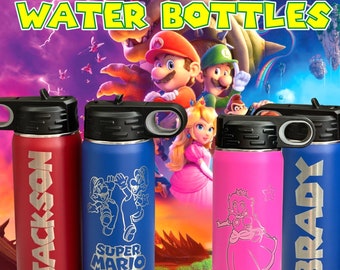 Botella de agua de Super Mario, botella de agua infantil, grabada con láser, Super Mario Bros, Mario y Luigi, Princesa Peach, Bowser, Donkey Kong, 591 ml (20 oz)