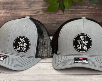 Hoy no Satanás, Richardson Trucker Cap