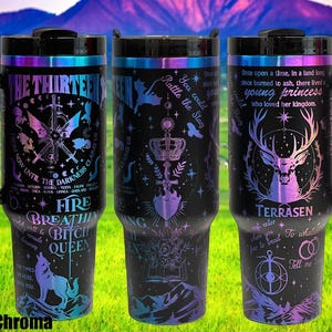 Może przedstawiać: Trzy kubki ze stali nierdzewnej z r&oacute;żnymi wzorami. Pierwszy kubek ma czarny i fioletowy wz&oacute;r z tekstem "The Thirteen" i "Fire Breathing Bitch Queen". Drugi kubek ma czarny i fioletowy wz&oacute;r z tekstem "You could rattle the stars". Trzeci kubek ma czarny i fioletowy wz&oacute;r z tekstem "Dawno, dawno temu, w krainie, kt&oacute;ra dawno temu spłonęła do popiołu, żyła młoda księżniczka, kt&oacute;ra kochała swoje kr&oacute;lestwo." i "Terrasen".