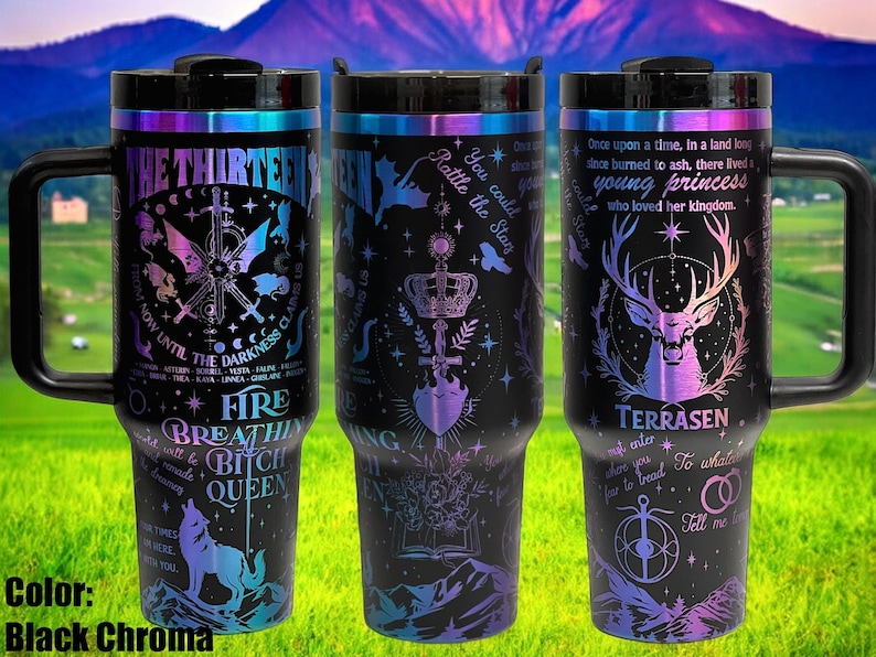 Może przedstawiać: Trzy kubki ze stali nierdzewnej z r&oacute;żnymi wzorami. Pierwszy kubek ma czarny i fioletowy wz&oacute;r z tekstem "The Thirteen" i "Fire Breathing Bitch Queen". Drugi kubek ma czarny i fioletowy wz&oacute;r z tekstem "You could rattle the stars". Trzeci kubek ma czarny i fioletowy wz&oacute;r z tekstem "Dawno, dawno temu, w krainie, kt&oacute;ra dawno temu spłonęła do popiołu, żyła młoda księżniczka, kt&oacute;ra kochała swoje kr&oacute;lestwo." i "Terrasen".