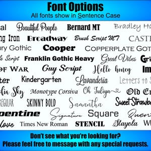 Pode incluir: Uma lista de nomes de fontes em texto preto sobre um fundo azul. O texto diz "Font Options" e "All fonts show in Sentence Case". Os nomes das fontes incluem Arial, Beautiful People, Bernard MT, Bradley Hand, Branding Iron, Broadway, Brush Script MT, CASTELLAR, Century Gothic, Cooper, COPPERPLATE GOTHIC, Freestyle Script, Franklin Gothic Heavy, Great Vibes, Grinched, GOD OF WAR, Guy Script, Hello honey, Impact, Jester, Kindergarten, Lavanderia, Letters to Santa, Magnolia Sky, Monotype Corsiva, Oh Juliya, Old English, SKINNY REGULAR, SKINNY BOLD, Samantha, Sweet Strawberry, Serpentine, Signature, Square, Quentin, Southlove, Times New Roman, STENCIL, Stayola, Whippy.
