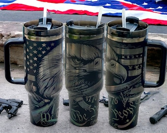 Vaso negro de 40 oz con la bandera desgastada de la Segunda Enmienda de We The People, cromado negro, estilo Stanley, grabado a láser, chapado en negro