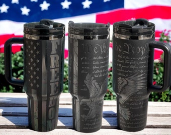 Vaso térmico negro de 40 oz con la bandera desgastada "We The People Freedom", cromado negro, estilo Stanley, grabado láser, chapado en negro, águila, patriótico