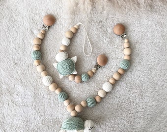 Conjunto personalizado de chupete de tortuga de ganchillo con cadena y sonajero.