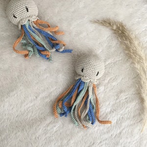 クラゲ、かぎ針編みのタコのガラガラ、かぎ針編みのガラガラ、かぎ針編みのおもちゃ、赤ちゃんのガラガラ、赤ちゃんへのプレゼントのおもちゃ、タコのおもちゃ、つなぎおもちゃ、即納