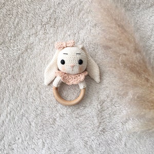 Rassel Geschenk zur Geburt, Amigurumi Häschen Rassel, Hase zur Babyshower Taufe oder als Geburtsgeschenk