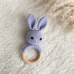 Rassel Geschenk zur Geburt, Amigurumi Häschen Rassel, Hase zur Babyshower Taufe oder als Geburtsgeschenk