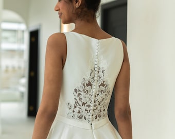 Vestido de novia Aline: Vestido de novia en mikado con escote en pico  profundo y espalda tatuaje de encaje y detalle de