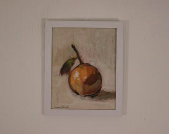 Könnte beinhalten: Ölgemälde einer Orange mit Stiel und Blatt vor neutralem Hintergrund. Die Frucht ist leuchtend orange mit braunen Schattierungen, und das Blatt ist grün. Das Kunstwerk ist in einem weißen Rahmen gerahmt.