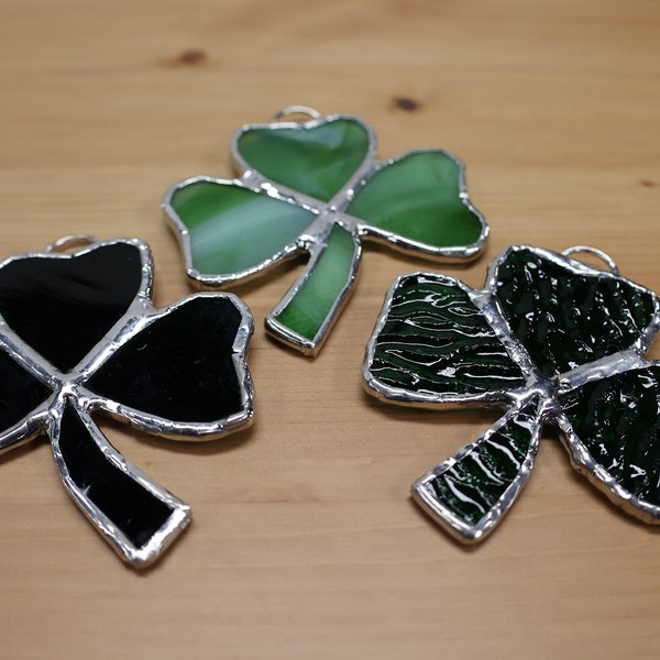 Shamrock en vitrail - trèfle de Saint-Patrick - trèfle à trois feuilles - trèfle en vitrail - trèfle irlandais