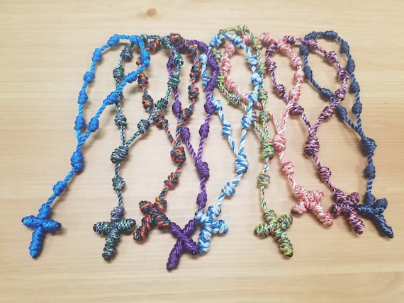 DIY: Rosary Bracelets (Pulseras Decenarios) | Rosary bracelet, Rosary,  Knotted rosary