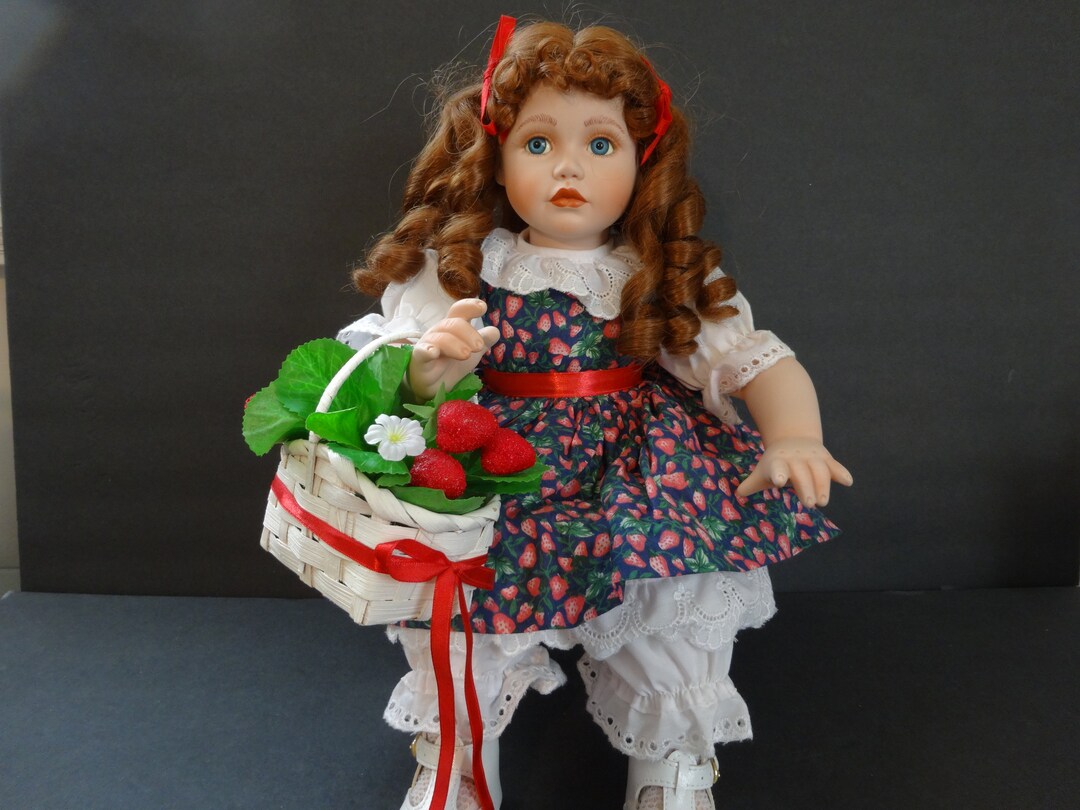 Poupée De Porcelaine Sweet Strawberry Par Ann Timmerman – Collection