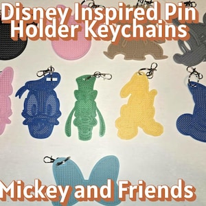 Op de afbeelding: Een verzameling Disney-geïnspireerde pinhouder-sleutelhangers in verschillende vormen en kleuren. De sleutelhangers tonen personages als Mickey Mouse, Minnie Mouse en Donald Duck. De tekst "Disney Inspired Pin Holder Keychains" en "Mickey and Friends" zijn zichtbaar.