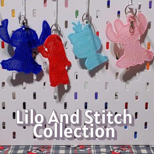 Puede incluir: Una colección de llaveros de Lilo y Stitch en azul, rojo, azul claro y rosa, colgados de una panel perforado blanco. Se muestra el texto "Pin Holder Key Chains" y "Lilo And Stitch Collection".