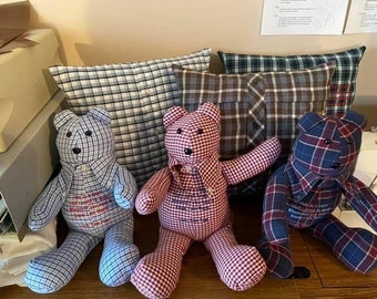 Pode incluir: Três ursos de pelúcia feitos de camisas xadrez com botões em tons de azul, vermelho e azul escuro. Cada urso possui olhos de botão pretos e texto bordado no peito. Duas almofadas quadradas xadrez estão posicionadas atrás dos ursos.