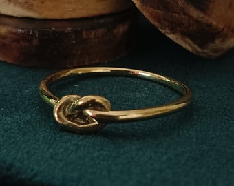 Bague empilable sans ternissement remplie d'or 14 carats, bague torsadée délicate à porter au quotidien, bague empilable minimaliste, bague noeud d'amour