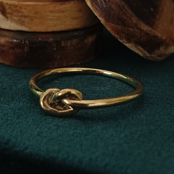 Bague empilable sans ternissement remplie d'or 14 carats, bague torsadée délicate à porter au quotidien, bague empilable minimaliste, bague noeud d'amour