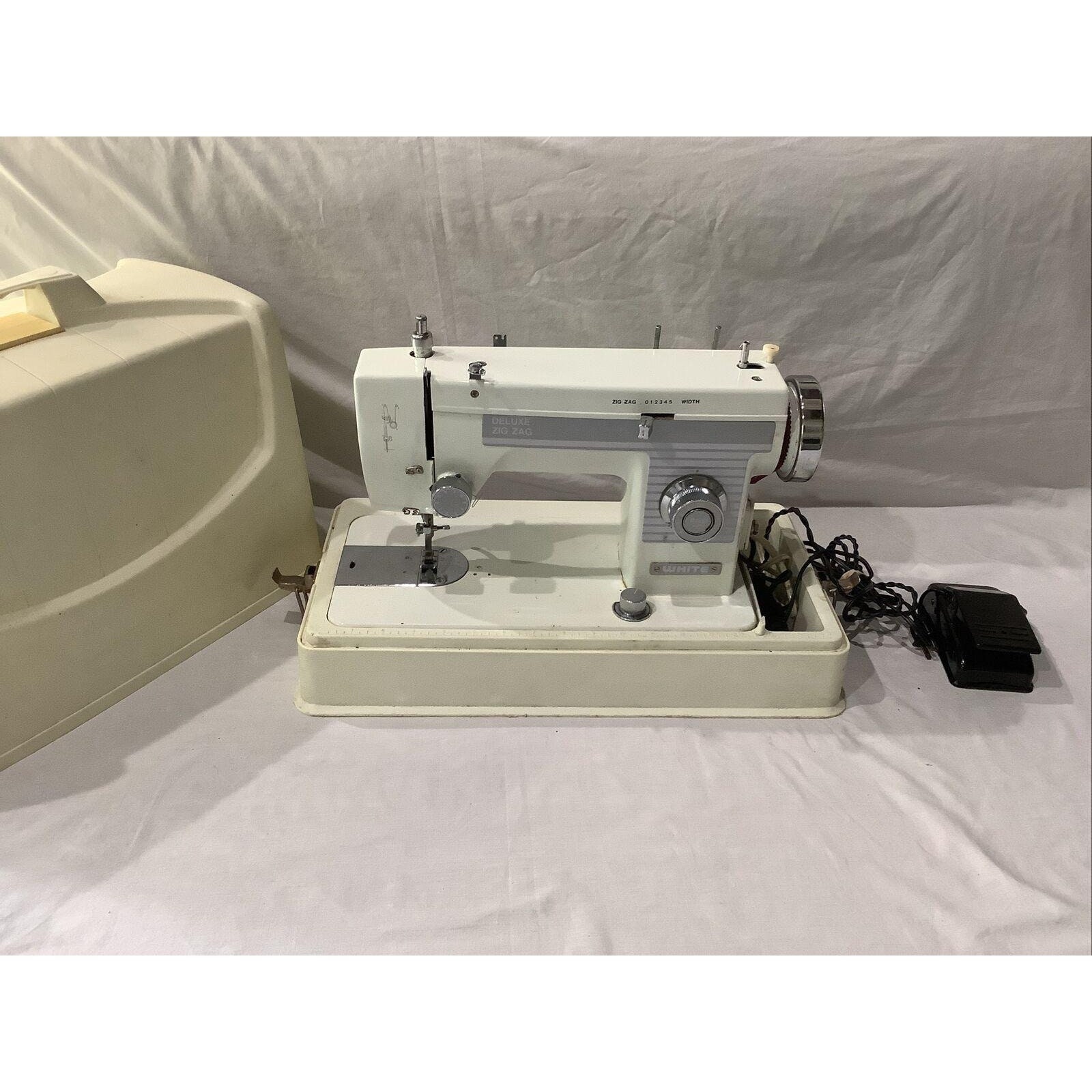 White Deluxe Zig Zag Sewing Machine 844 With Foot pedal and case