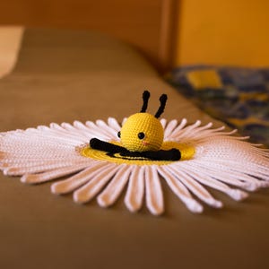 Bee Lovey croche pattern, PDF Baby blanket crochet pattern of Mel the Bee, amigurumi baby dou dou pattern of Mel the Bee downloable