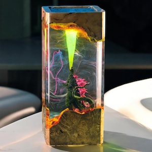 Gigantische monsterlamp: handgemaakt diorama-nachtlampje van epoxyhars