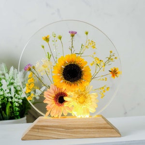 Handmade Sunflower Resin Lamp: Personalized Floral Art Decor