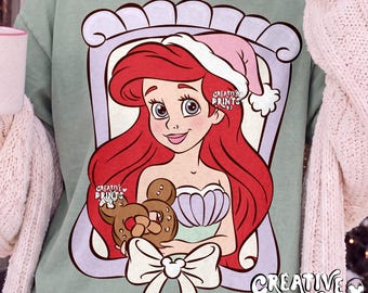 PNG de sirena navideña enmarcada, sublimación de pretzel de ratón de cuento de hadas oceánico, gráfico imprimible para camiseta navideña con marco de concha marina (descarga digital)
