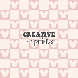 Op de afbeelding: Een naadloos patroon met een wit Mickey Mouse-hoofd silhouet op een roze en witte geruite achtergrond. De tekst "CREATIVE prints" is gecentreerd op het patroon.