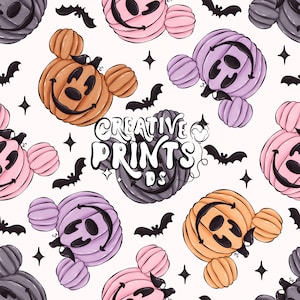 Peut inclure: Motif répété de citrouilles de dessin animé orange, rose, violet et gris, chacune avec des oreilles de Mickey Mouse et un visage de lanterne souriant. Des chauves-souris et des étoiles noires sont dispersées sur le fond blanc. Le texte "CREATIVE PRINTS DS" est au centre.